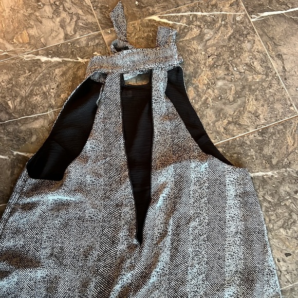 Tank top with open V in the back and a tie around the neck - Picture 4 of 5